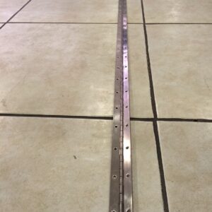 Bisagra fabricada en acero inoxidable de 1800x30mm